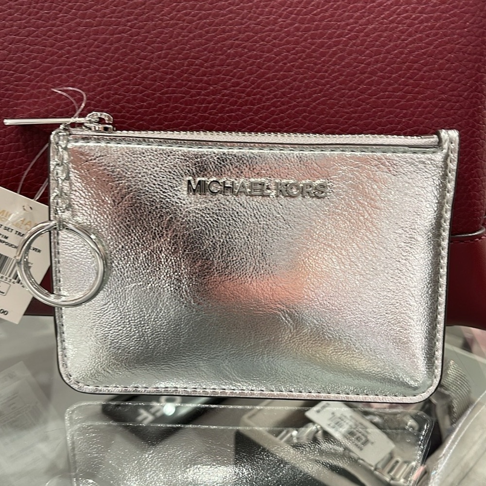 MICHAEL KORS
Jet Set Travel Small Top Zip Coin Pouch With ID Keychain 
Silvr
NWT